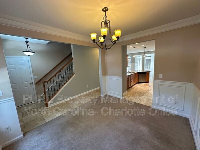 Building Photo - 6033 Queens Walk Ct