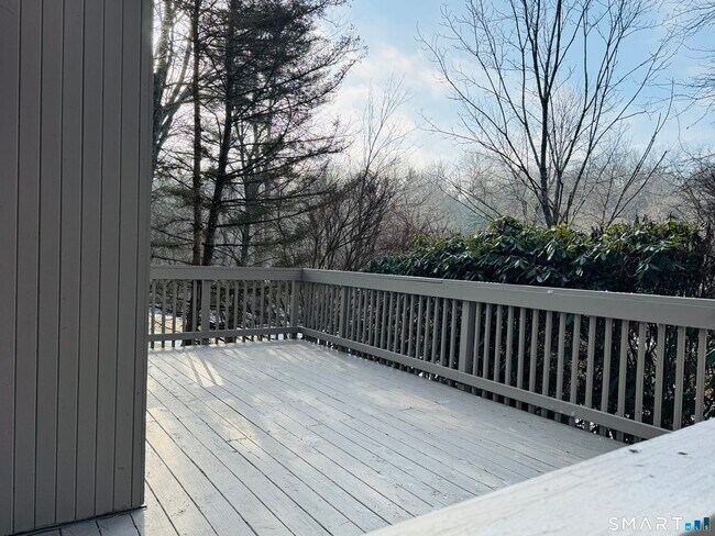 Building Photo - 2 Highland Square