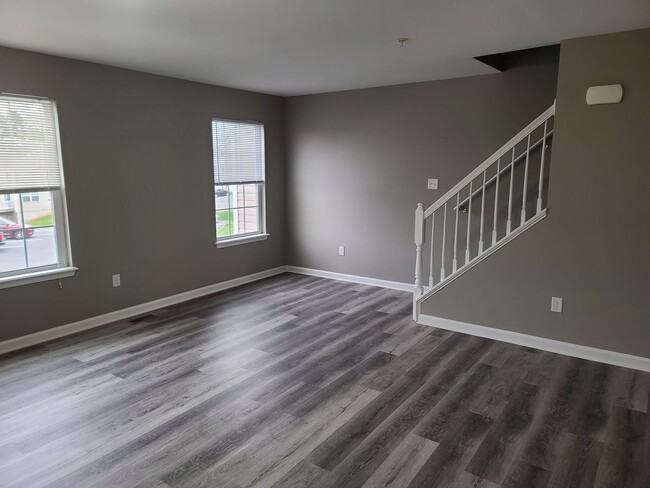 Building Photo - 3 Bedroom 2 1/2 bath Townhome for Rent in ...