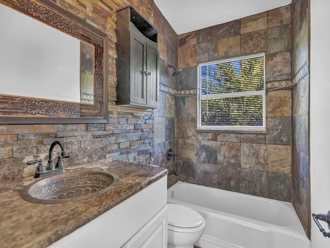 Building Photo - 703 5th Pl SW