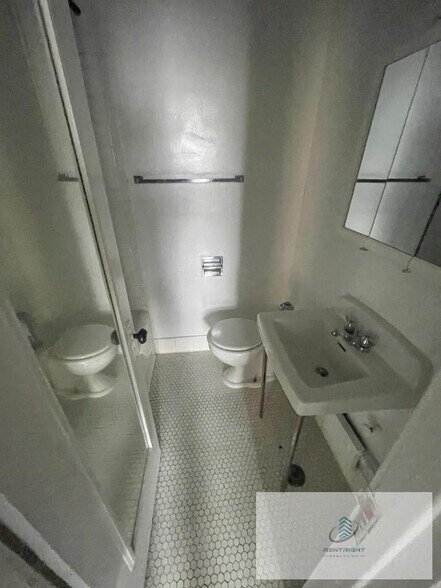 Building Photo - 1209 W Sherwin Ave