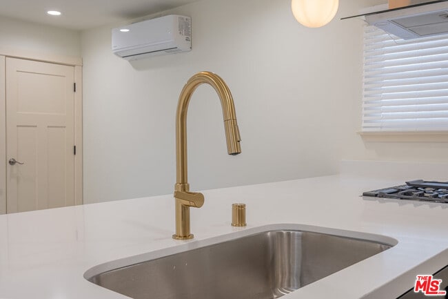 Building Photo - 216 N Catalina Ave