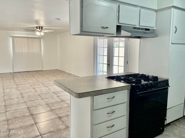 Building Photo - 949 W Parkway Blvd