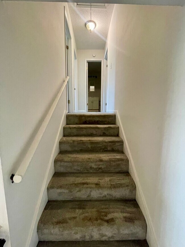 Building Photo - Spacious 3 bedroom condo