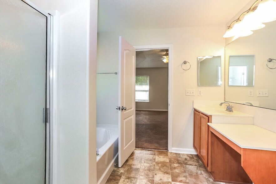 Building Photo - 11390 Emma Oaks Ln