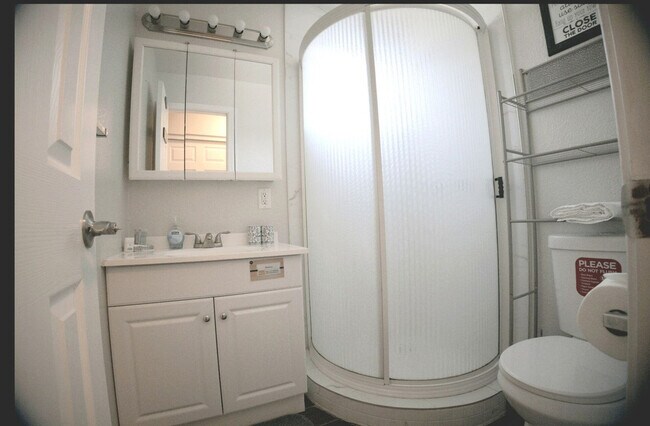 Building Photo - 660 Sunnyside Ave