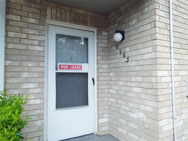Primary Photo - 9797 Leawood Blvd