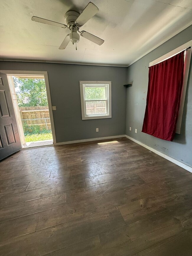 Building Photo - Charming 1 Bedroom Home