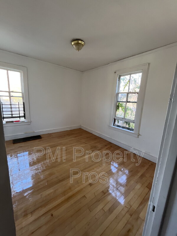 Building Photo - 4572 W Fond du Lac Ave