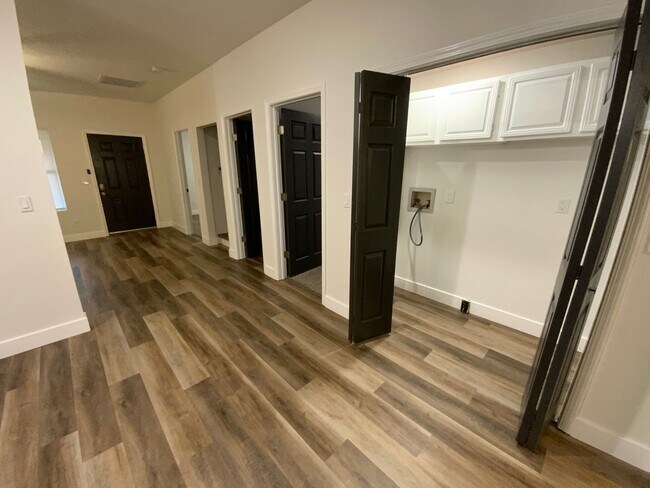 Building Photo - 3 Bedroom House for Rent