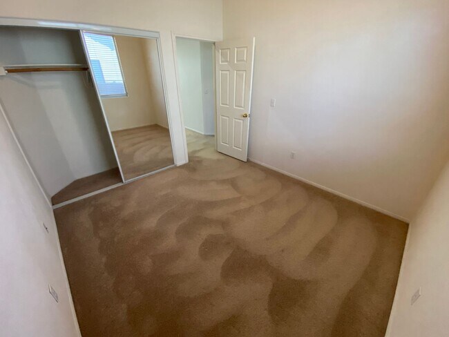 Building Photo - Wonderful 3 bed/2 bath home with a den located in Henderson.