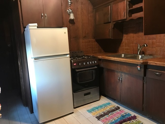 Building Photo - Adorable storybook studio cottage