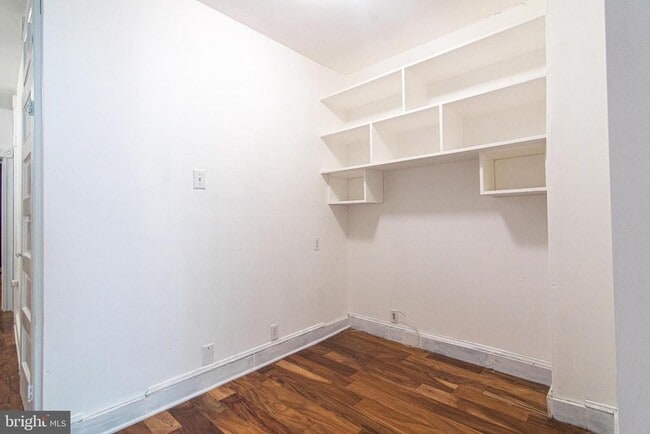 Building Photo - 128 S Ellwood Ave