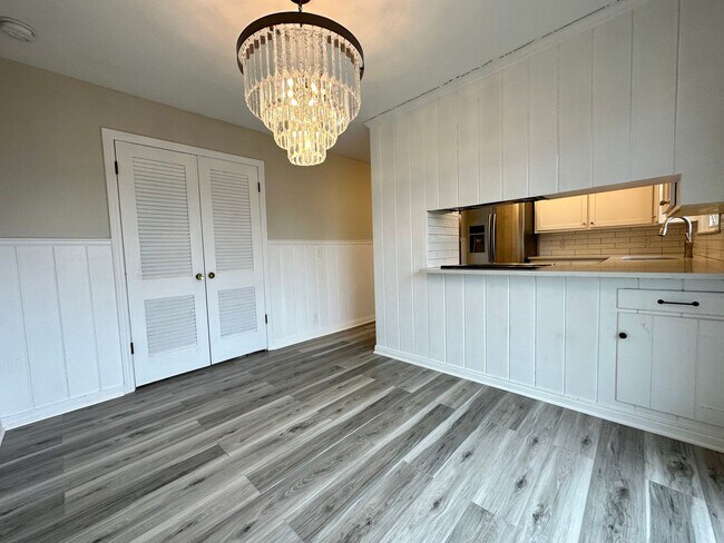 Building Photo - Remodeled beauty in Charolette Park