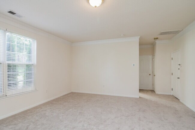 Building Photo - 12529 Oakton Hunt Dr