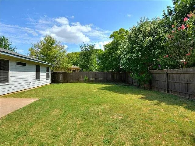 Building Photo - 133 Carolyns Way