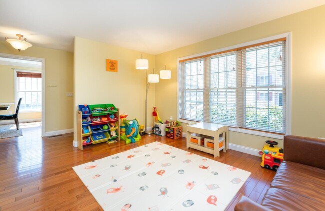 Building Photo - 4 Lowther Pl