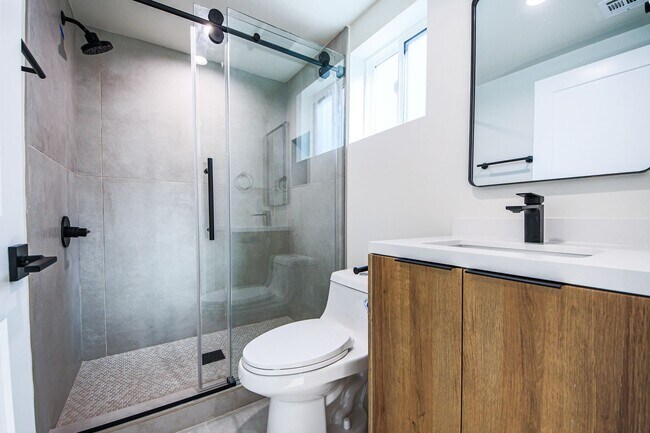Building Photo - Ultra-Luxury Brand New 2 bed/2.5 bath and ...
