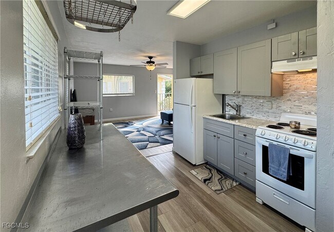 Building Photo - 8061 Country Rd