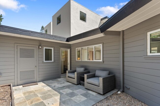 Building Photo - 705 Evergreen St