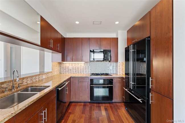 Building Photo - 175 Huguenot St