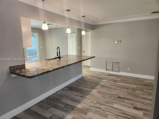 Building Photo - 107 18th Ave S