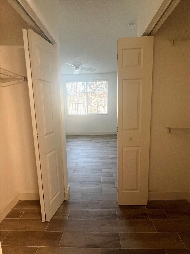 Building Photo - 8060 N Nob Hill Rd