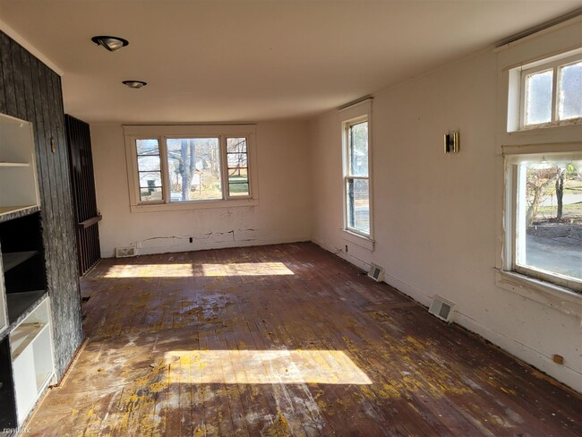 Building Photo - 3 br, 1.5 bath House - 332 North French St...