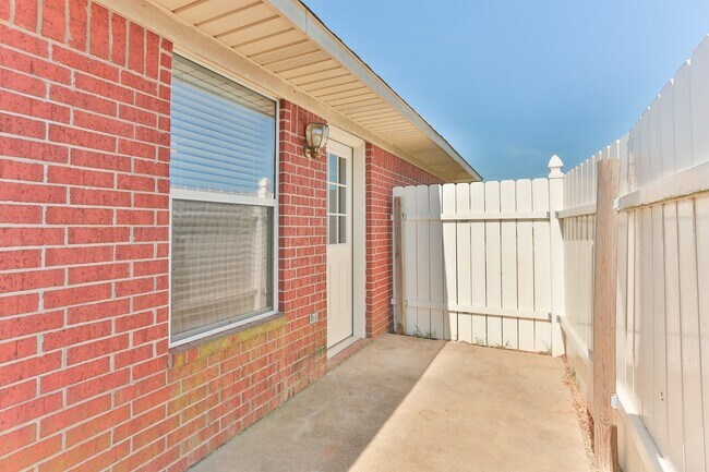 Building Photo - 16140 Rolling Meadows Dr