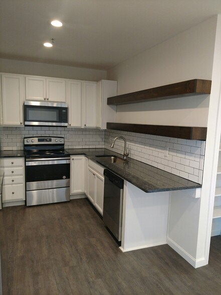 Building Photo - 41 Zapora Dr