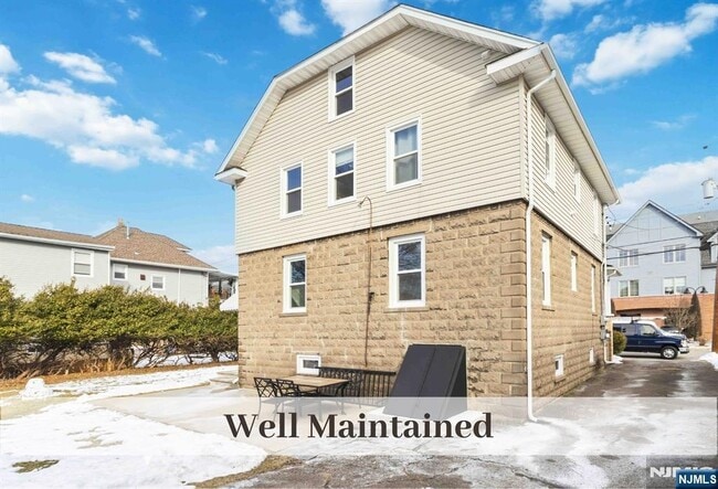 Building Photo - 10 Zazzetti St