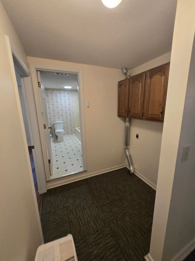 Building Photo - **Charming 3-Bed, 2-Bath Duplex Apartment with Spacious Garage and Large Back Porch**