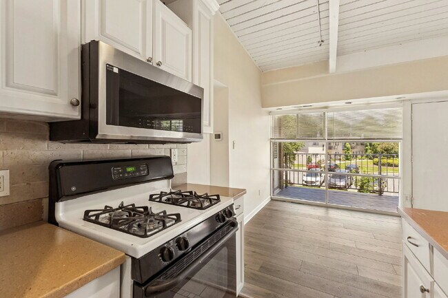 Building Photo - Location, Location, Location! Move-in ready, Offers 2 beds and 1 bed