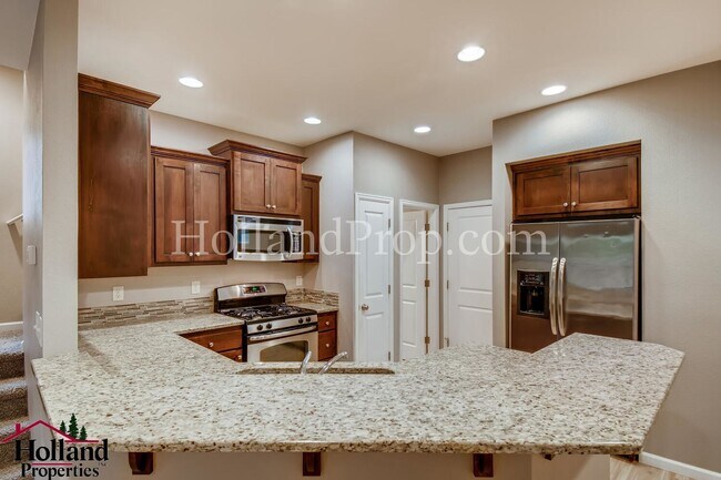 Building Photo - Stunning 3 Bedroom 2.5 Bathroom Home with ...