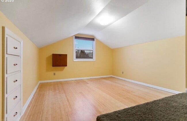 Building Photo - Spacious Home Near University of Portland