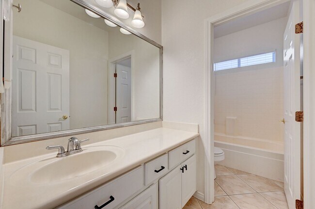 Building Photo - Beautiful 3 Bedroom Single Story Home in A...