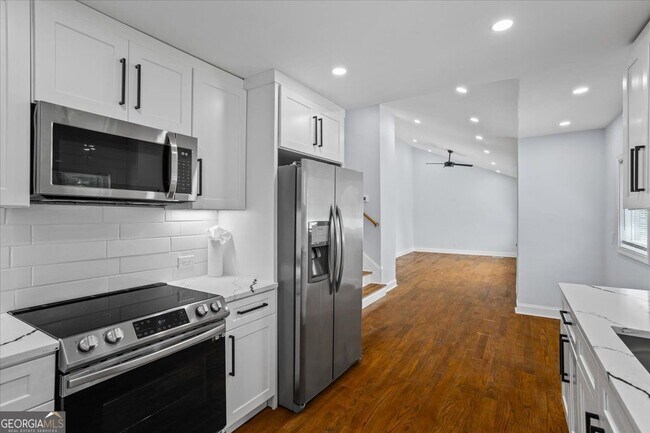 Building Photo - 2223 Columbia Dr