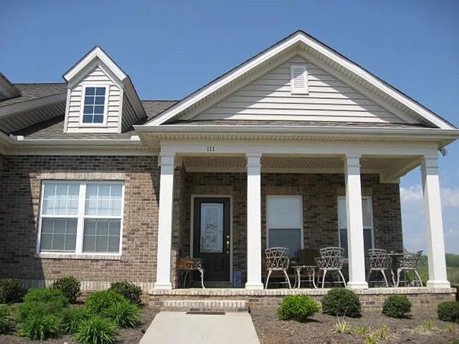 Building Photo - Experience Modern Main-Level Living in a Private Oak Ridge Community