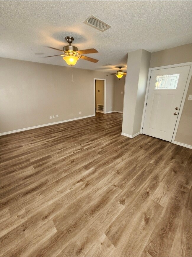 Building Photo - 3 bed 2 bath, move in ready!