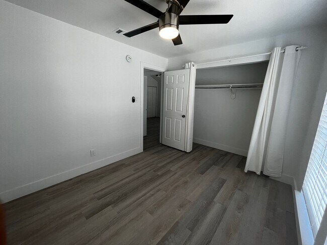 Building Photo - Adorable 2 bedroom, 1 bath!! Washer and Dr...