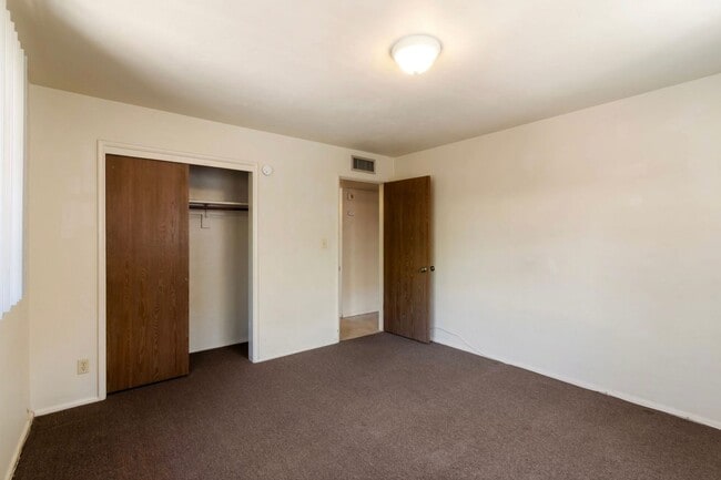 Building Photo - Charming Townhome near UA