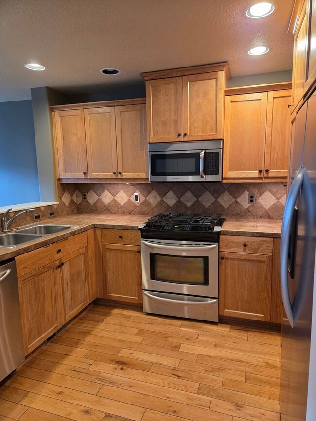 Building Photo - 2 story townhome close to trails!