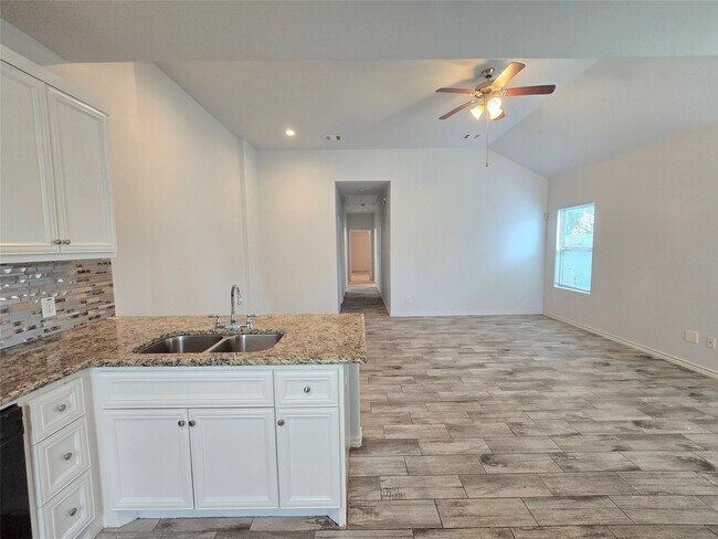Building Photo - 4410 Larkspur St