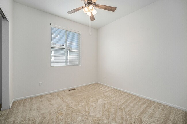 Building Photo - Spacious 3 bedroom home in the heart of Ly...