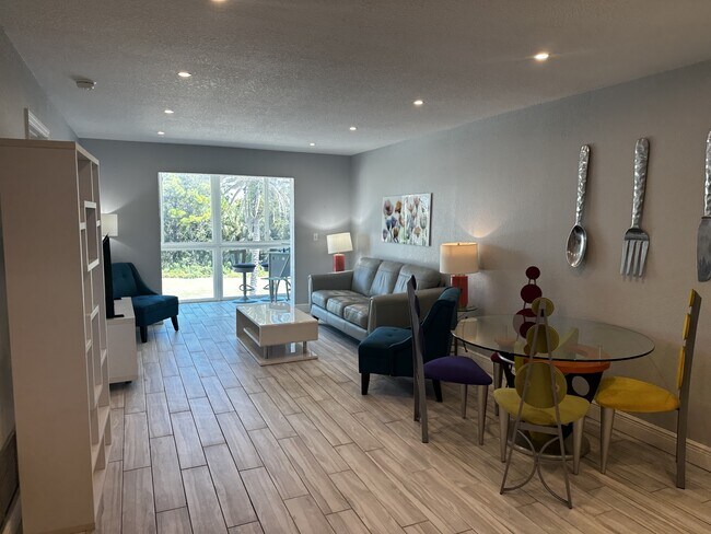 Building Photo - 708 S Tamiami Trl