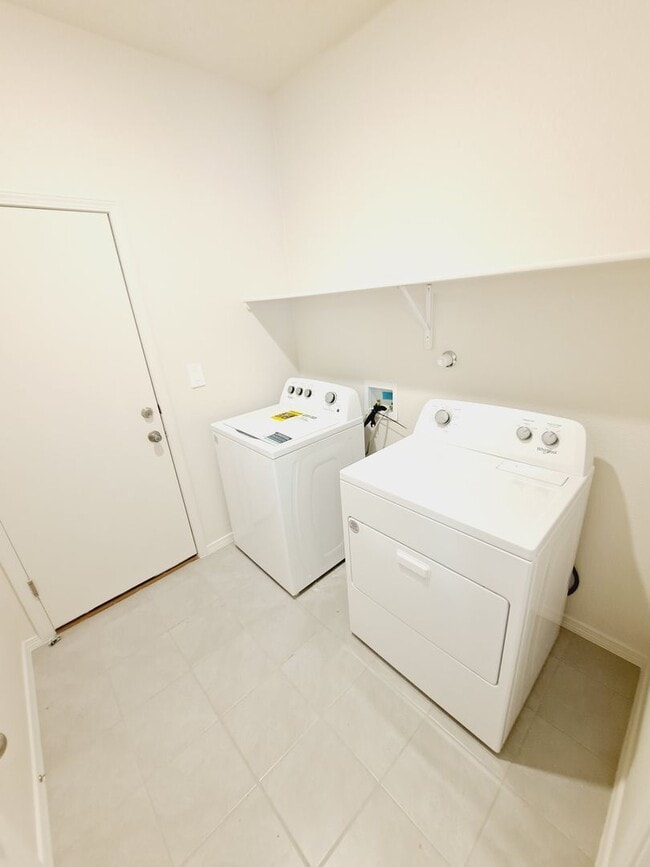 Building Photo - Beautiful 3 Bedroom 2 Bathroom located in Huning Ranch