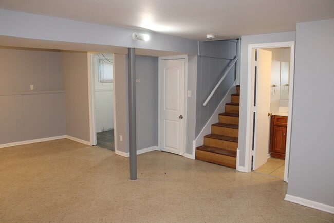 Building Photo - Spacious 3 bedrooms and 2 bath with vanity...