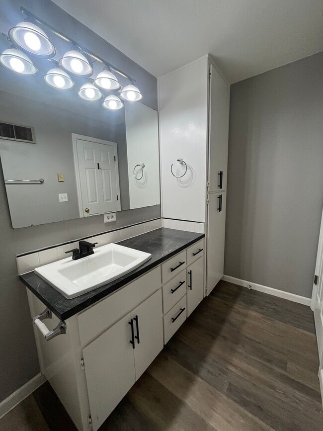 Building Photo - 2-Bedroom 1 1/2-Bathroom townhouse style d...