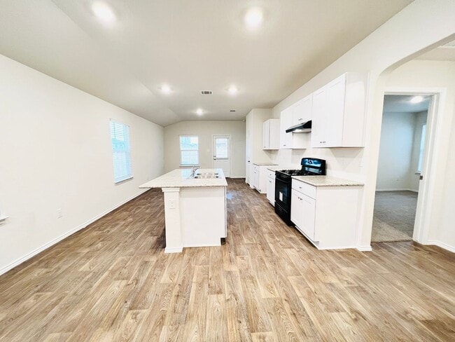 Building Photo - Modern 1-Story Home with Open Floor Plan & Spacious Backyard
