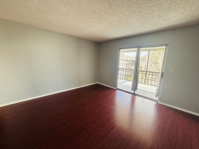 Building Photo - 2/1 Clean apartment